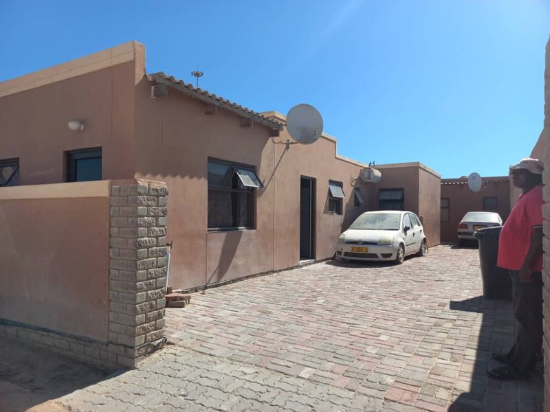 Kuisebmond, Walvis Bay:  Home with 3 Flats if for Sale - Photo 2