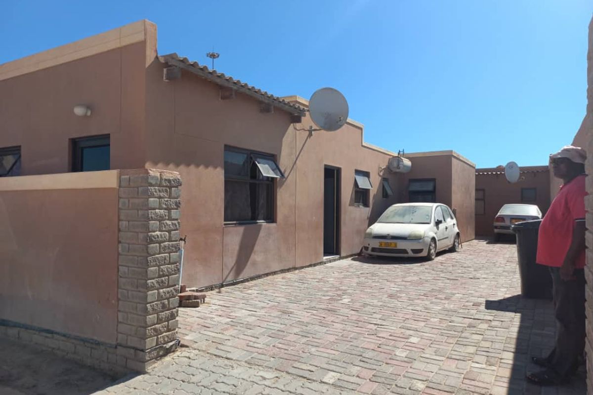 Kuisebmond, Walvis Bay:  Home with 3 Flats if for Sale - Photo 2