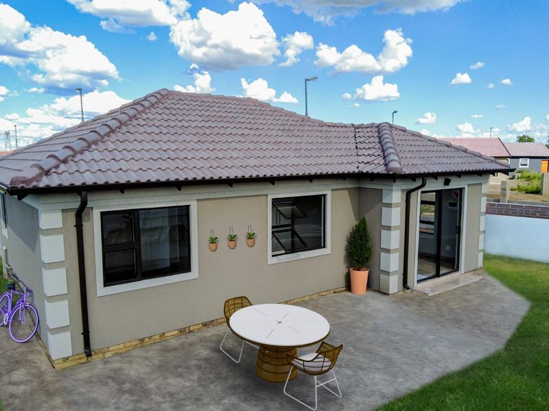 NEW DEVELOPMENT, ALL COSTS INCLUDED, FULL TITLE STANDS. NO DEPOSITS / 100% BONDS (dependent on client profile) - Photo 3