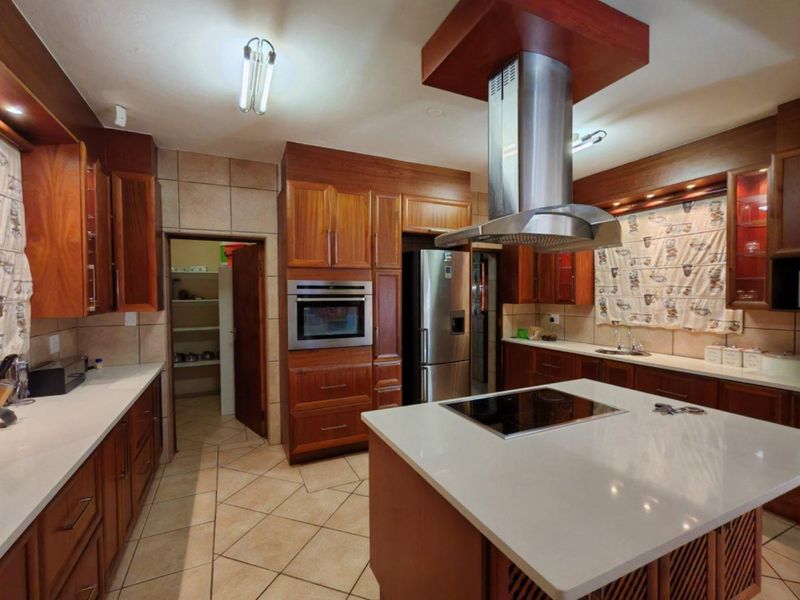 Stunning Home For Sale In Prestigious Estate - Photo 6