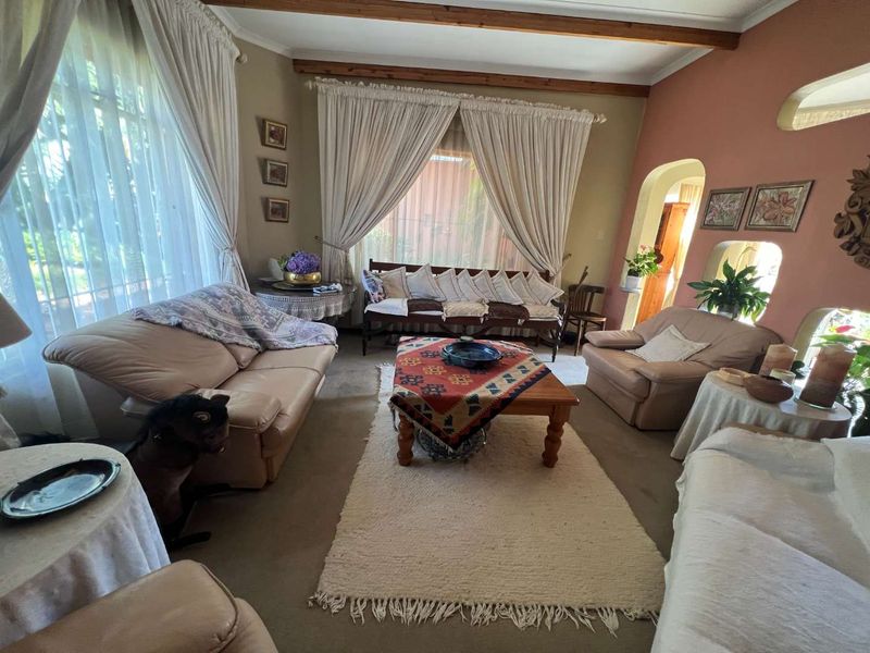 SOLID FAMILY HOME IN PRIME LOCATION - Photo 3