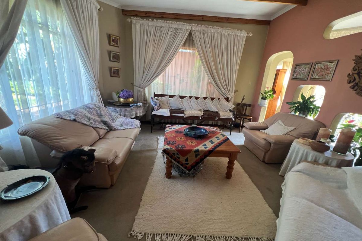 SOLID FAMILY HOME IN PRIME LOCATION - Photo 3