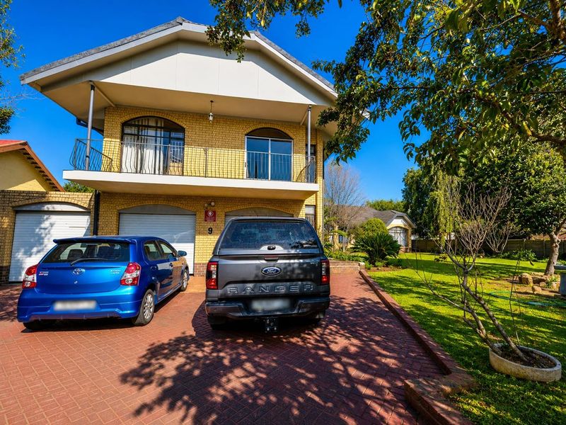 Spacious Family Living in Sought-After Dan Pienaar! - Photo 3