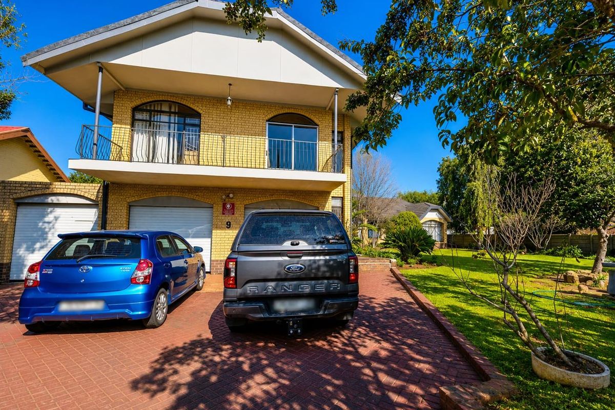 Spacious Family Living in Sought-After Dan Pienaar! - Photo 3