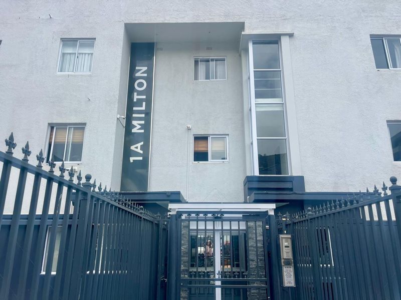 3 Bedroom Apartment with Parking, Steps from the Promenade - Photo 2