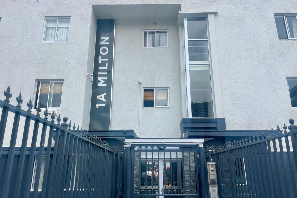 3 Bedroom Apartment with Parking, Steps from the Promenade - Photo 2