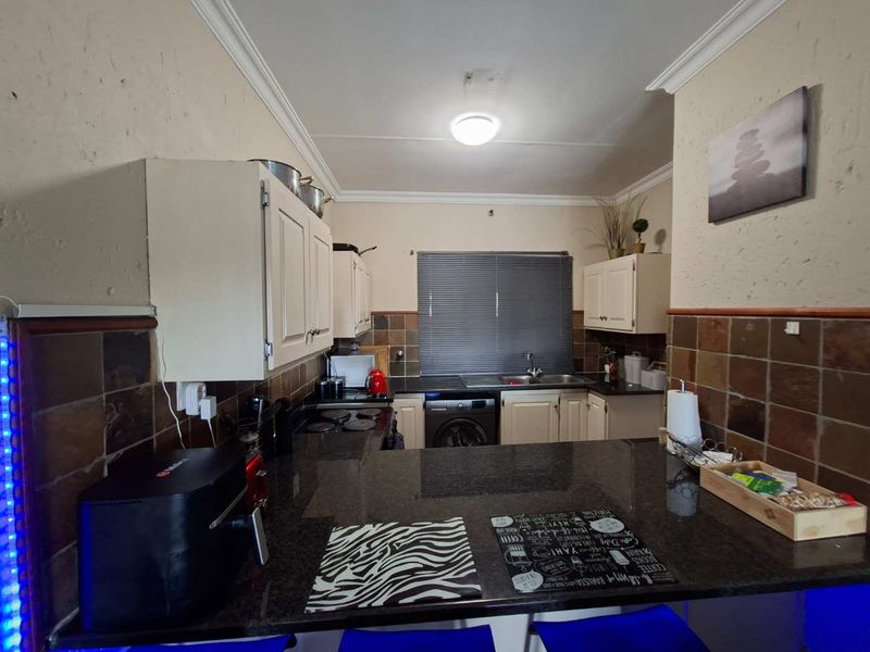 Neat & Modern Top-Floor Apartment in Weltevreden Park - Photo 8