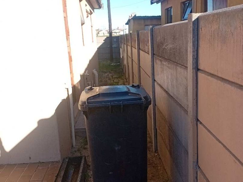 3 Bedroom House for Rent in Phakamisa, Khayelitsha - Photo 3