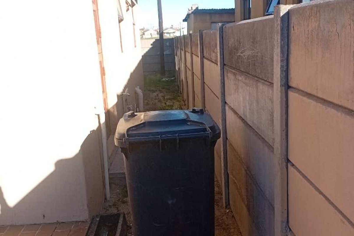 3 Bedroom House for Rent in Phakamisa, Khayelitsha - Photo 3
