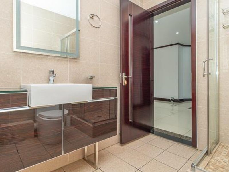 Stylish and Spacious Townhouse - Photo 10