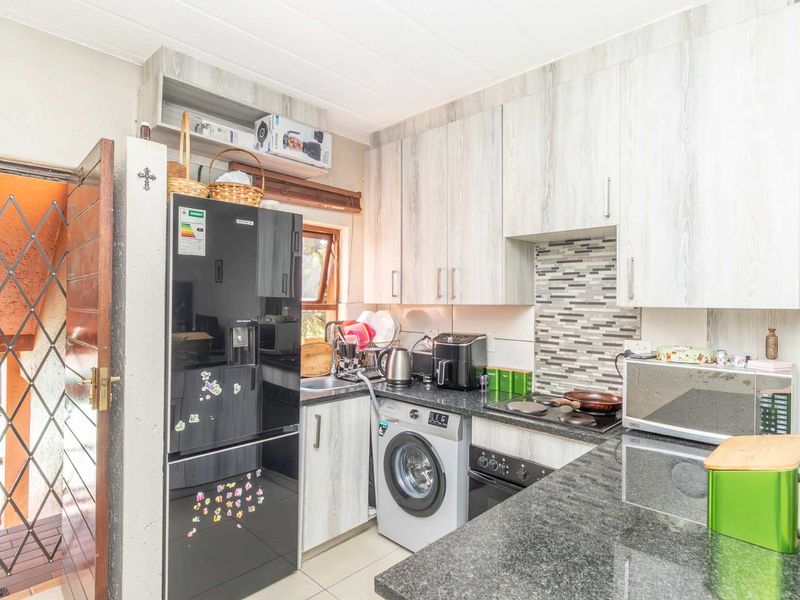 Spacious 2-Bedroom Apartment with Modern Amenities in Prime Location - Photo 8