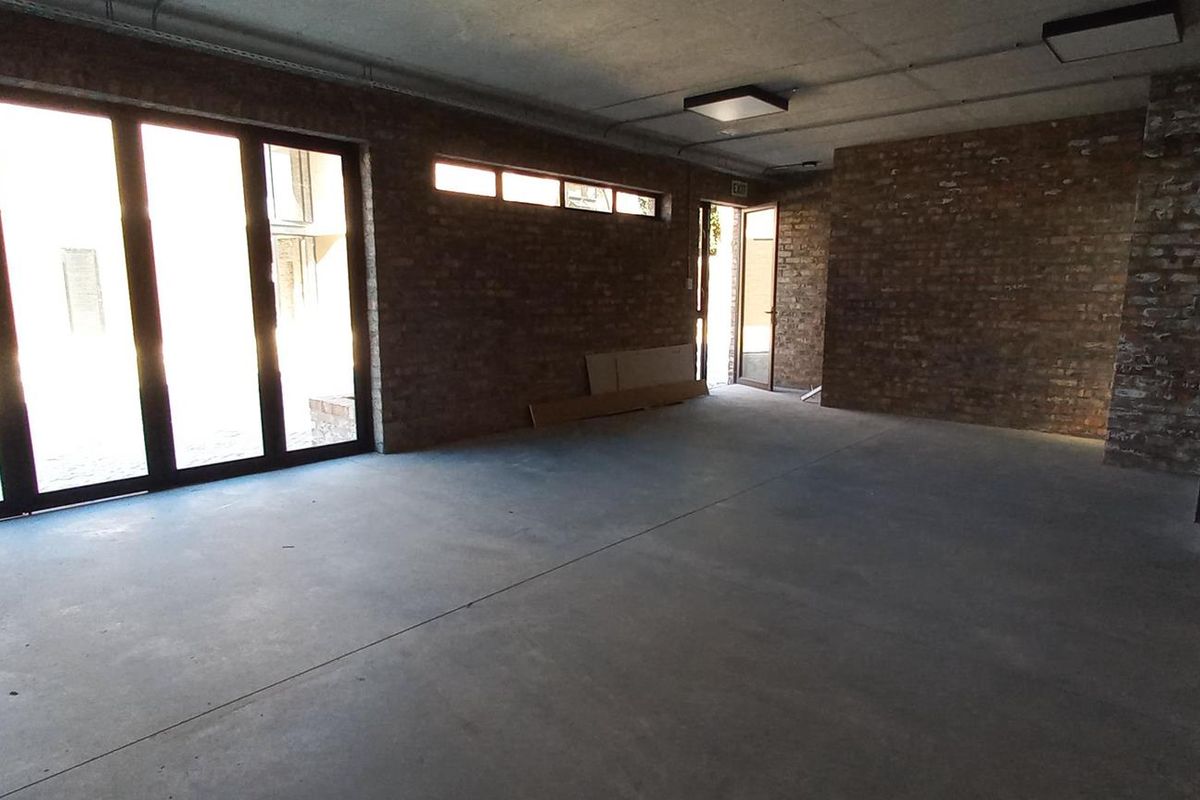 New and popular development - Double storey unit with good natural light! - Photo 5