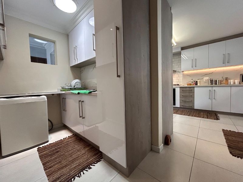 Exquisite Contemporary Residence – Full Title Home - Photo 10