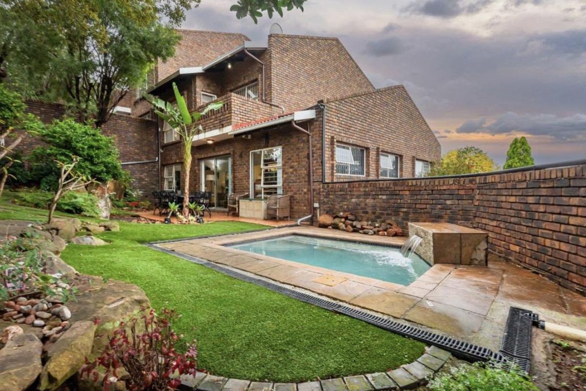 A Private Garden Duplex Offering Exceptional Space, Style, and Modern Convenience - Photo 2