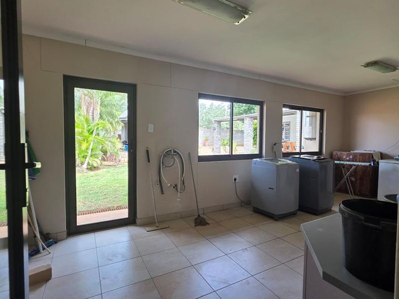Large 3-bedroom house for sale in Tsumeb - Photo 8