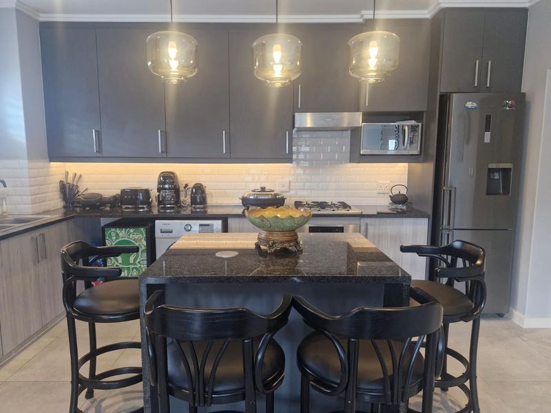 Sleek and modern 2 bedroom apartment in secure quiet complex - Photo 6