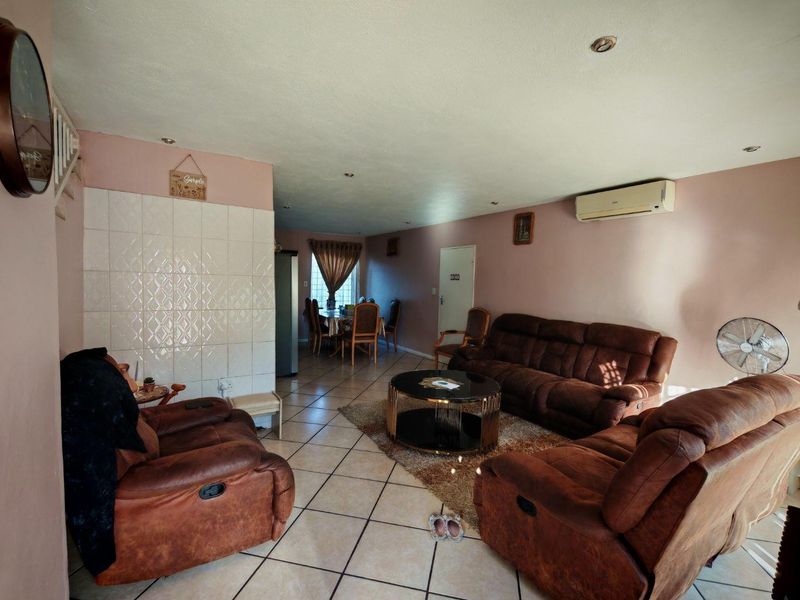 Townhouse For Sale - Photo 5