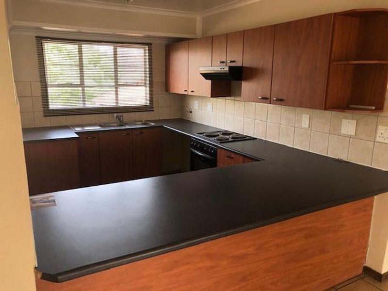 Private end unit - Photo 3