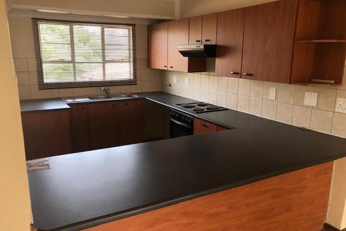 Private end unit - Photo 3