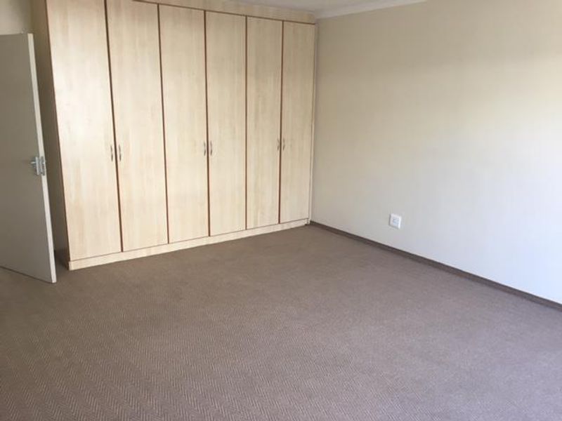 DUPLEX TOWNHOUSE FOR SALE IN KLEIN WINDHOEK!!! CC REGISTERED!!! - Photo 4