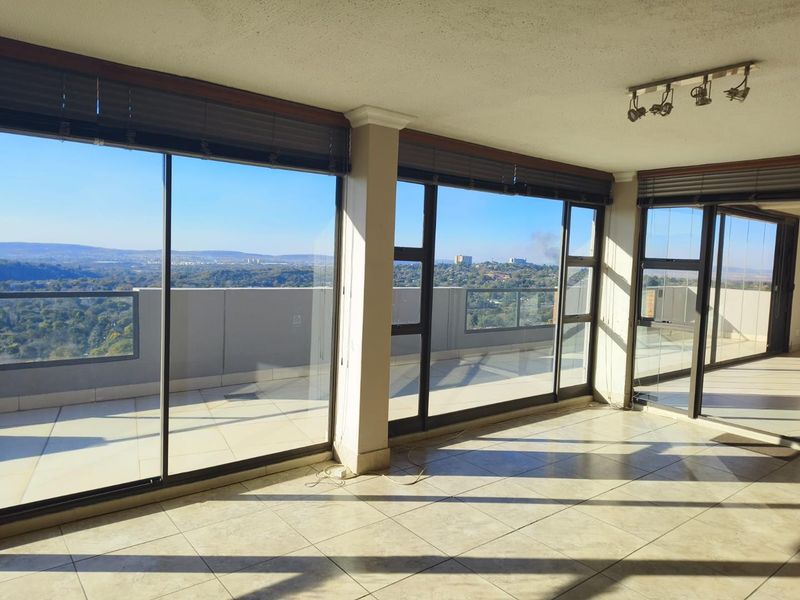 BEAUTIFUL SPACIOUS 3 BEDROOM PENTHOUSE WITH AWESOME VIEW - Photo 4