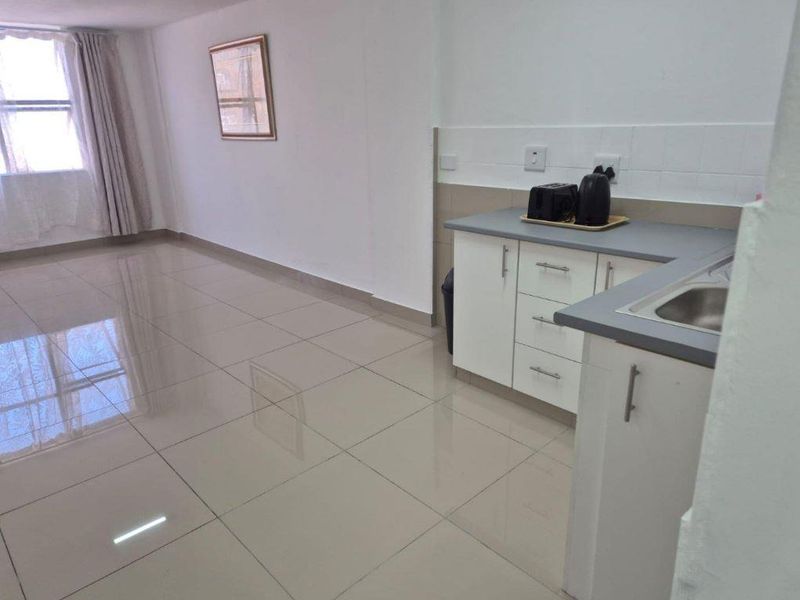 Bachelor flat for sale with harbour views. Ideal investment property that is situated in South Beach. - Photo 2