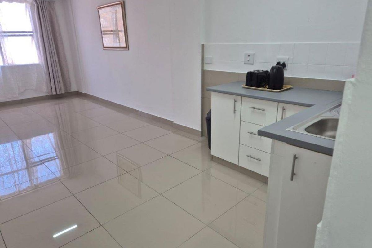Bachelor flat for sale with harbour views. Ideal investment property that is situated in South Beach. - Photo 2