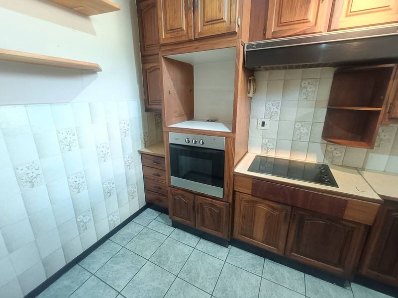 Spacious Duplex For Sale in Clubview. - Photo 4
