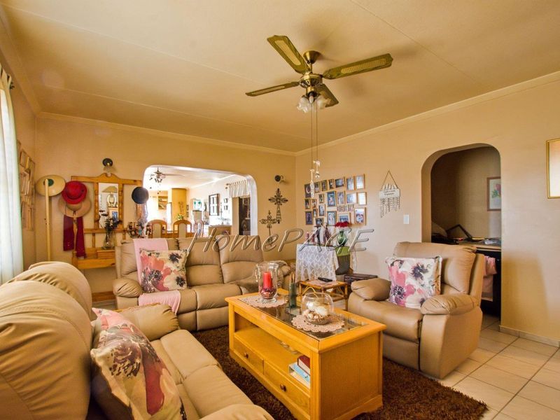 Central, Walvis Bay:  Spacious, very neat home in a good area, for sale - Photo 8
