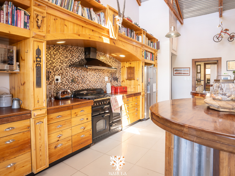 4-Bedroom Bespoke Architectural Masterpiece - Photo 9