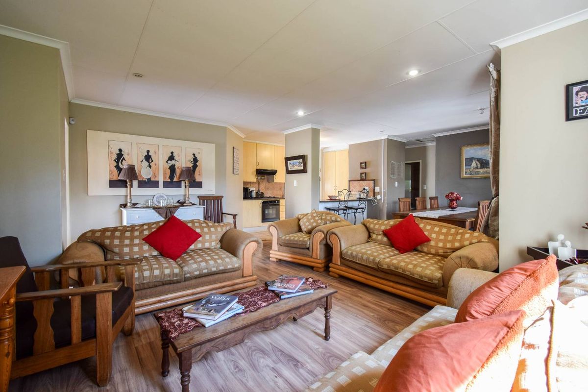 Three bedroom simplex in security complex - Moreleta Park - Photo 3