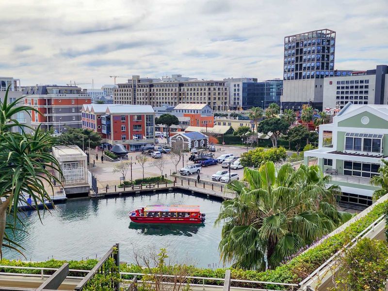Luxury Marina Living - Photo 2