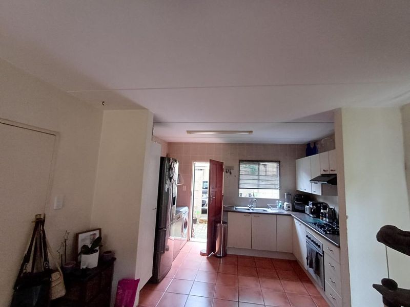 Charming Pet-Friendly Duplex with Enclosed Garden - Photo 3