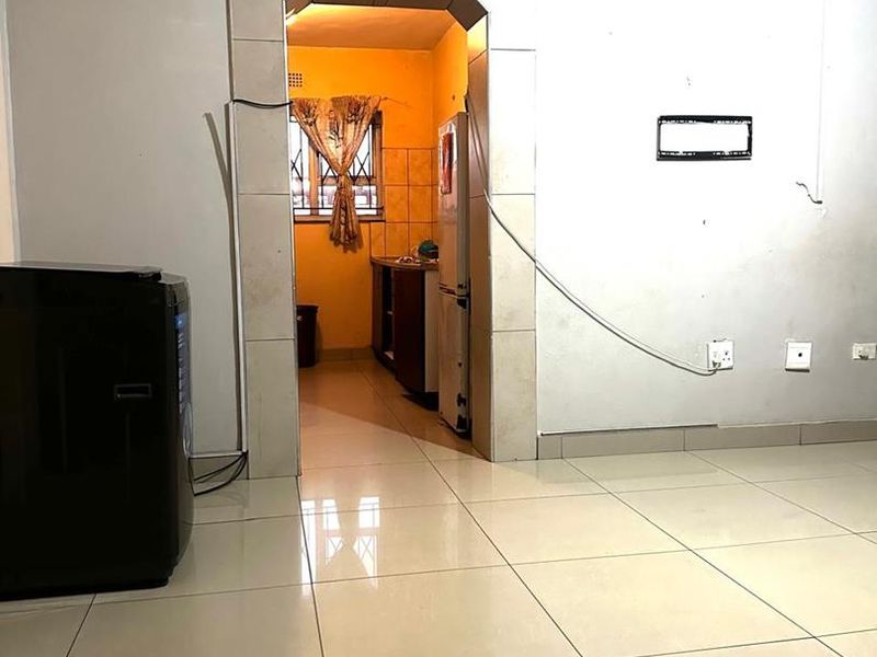 Spacious 3-Bedroom Home in Brackenham Complex - Photo 3