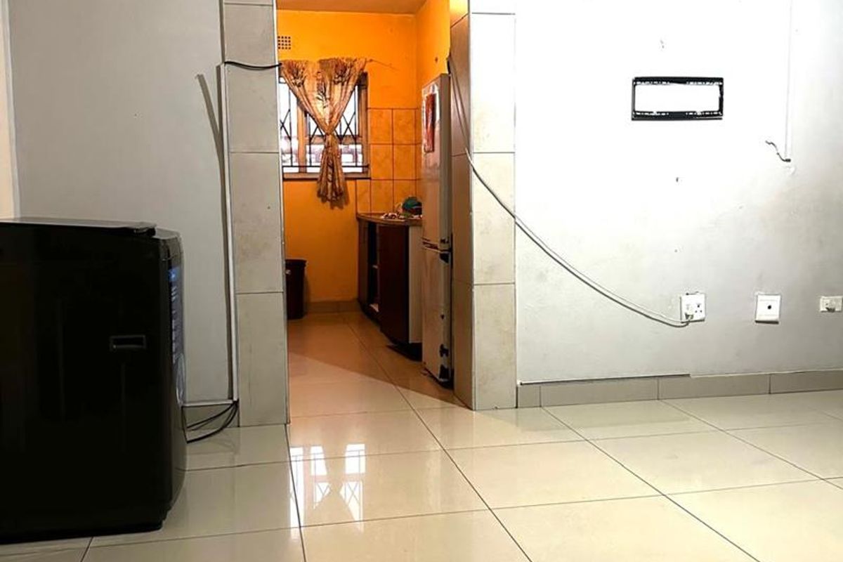 Spacious 3-Bedroom Home in Brackenham Complex - Photo 3