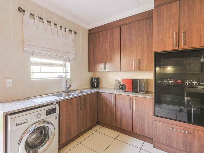 Amazing Three Bedroom Full title House for Sale in Secure Estate in Pretoria East - Photo 3