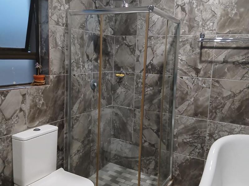 Large family home with 3 flatlets and extra accomodation. - Photo 4