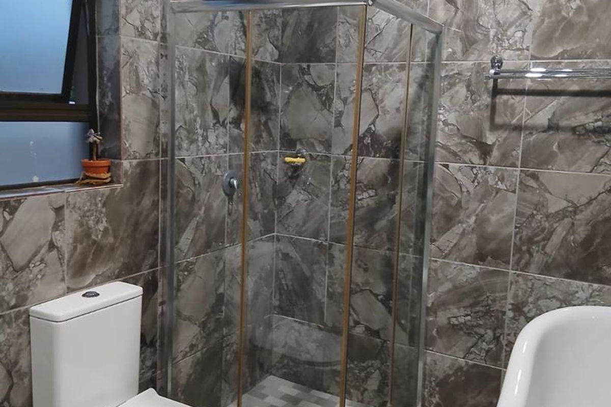 Large family home with 3 flatlets and extra accomodation. - Photo 4