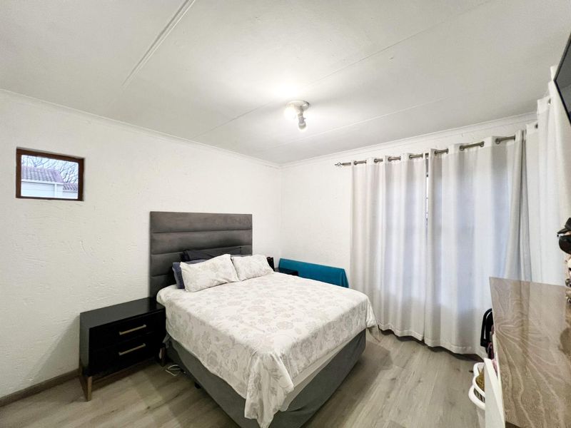 Updated Unit with Contemporary Kitchen & Lounge Area for Sale - Photo 6