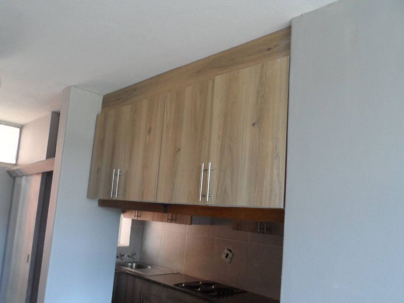 BACHELOR APARTMENT - Photo 7