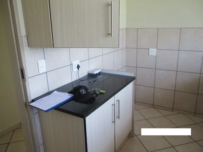SPACIOUS 2.5 BEDROOM FLAT TO RENT IN PARKTOWN ESTATES - Photo 5