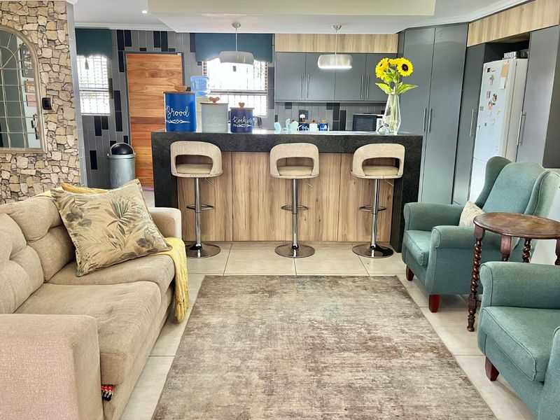 Entertainment Ready: Open-Plan Living & Stunning Outdoor Spaces - Photo 3