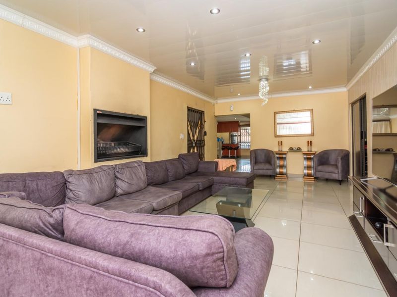 Space galore Gem in Greenhills - For Sale - Photo 3