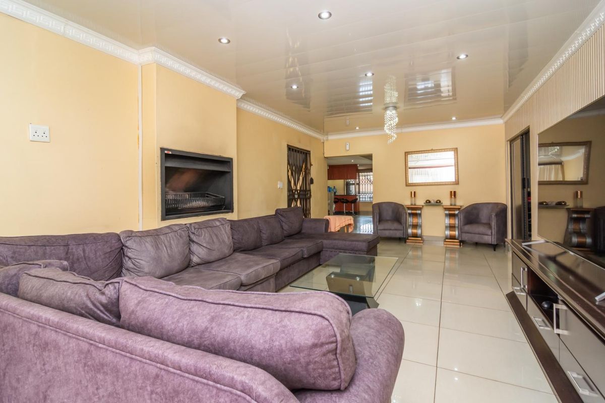 Space galore Gem in Greenhills - For Sale - Photo 3