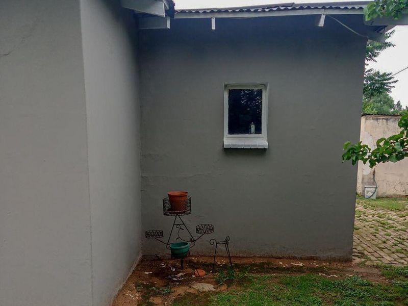 Exceptional 5-Bedroom Home for Sale - Prime Corner Stand in Villiers - Photo 7