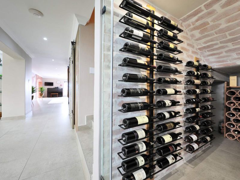 FOUR STOREY, DRAMATIC SCALE AND VOLUME RESIDENCE IN PLATTEKLOOF. - Photo 10