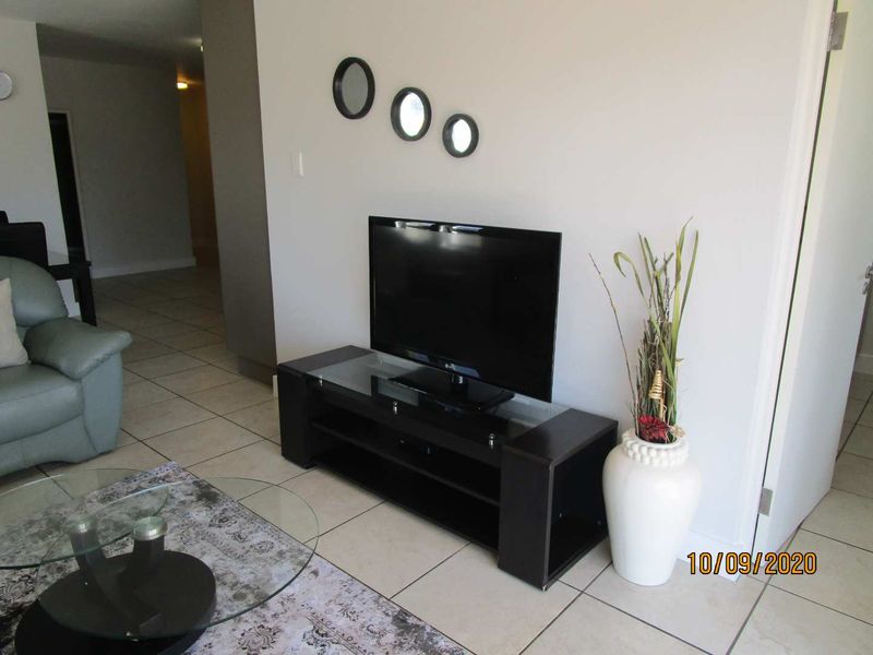Stylishand Modern  2 Bed 2 Bath Apartment in Great Complex - Photo 6