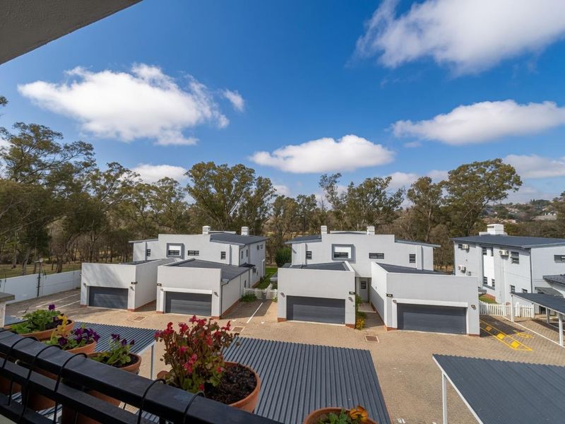 Lovely 2 bedroom Penthouse Apartment with gorgeous views for rent in Bryanston - Photo 5