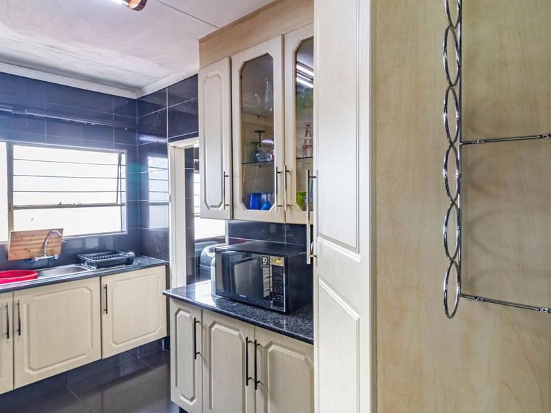 PERFECT FAMILY HOME!!!!!!! - Photo 7