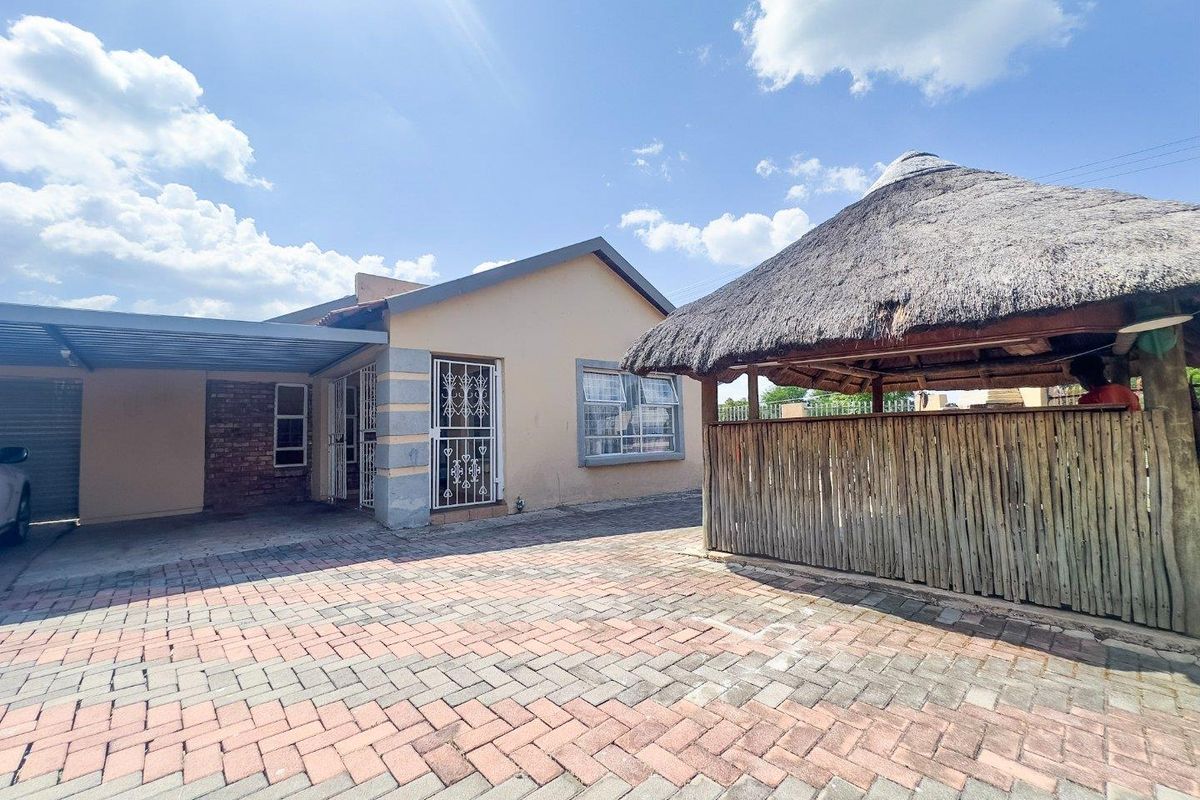 EXCLUSIVE MANDATE – 3 BEDROOM FREE-STANDING HOME WITH ADDITIONAL ROOM & BATHROOM - Photo 3